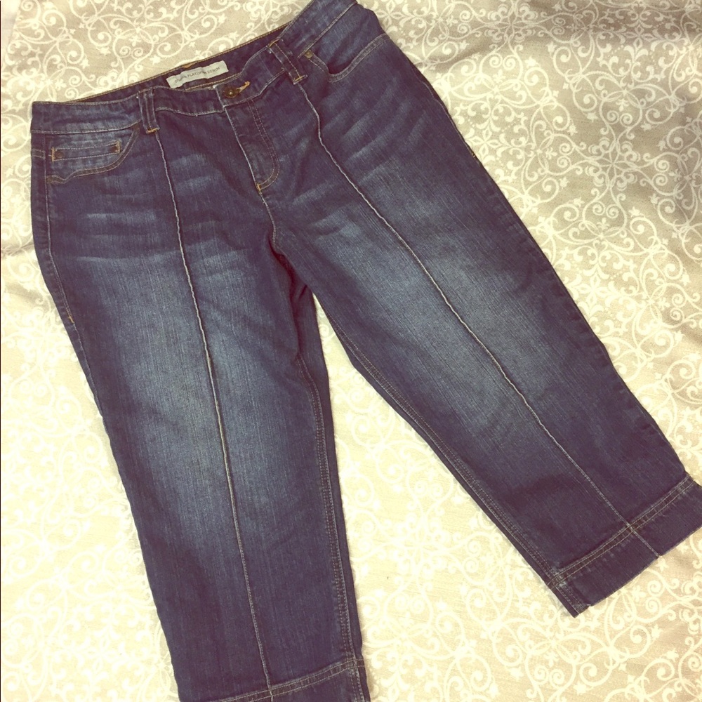 Chico’s SZ 2 Medium Wash Denim Capri Pants. In EUC